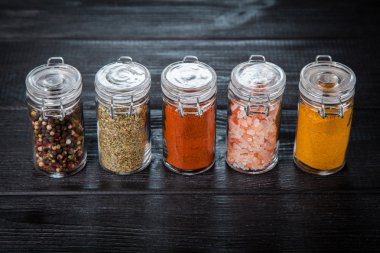 Küme farklı otlar, baharatlar