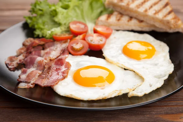 Petit déjeuner traditionnel sur une assiette — Photo