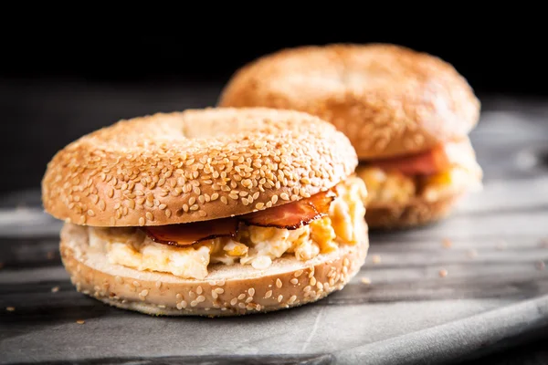 Bagel med bacon och ägg — Stockfoto