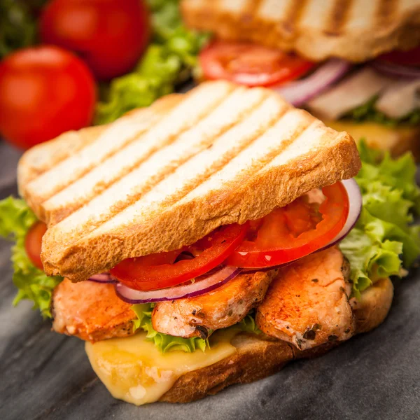 Sanduíche de frango grelhado — Fotografia de Stock