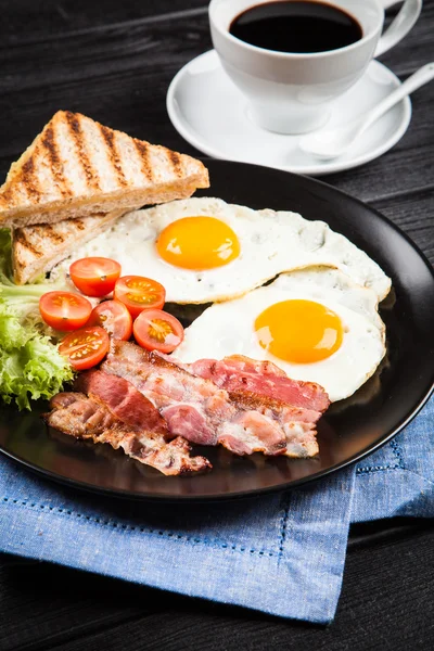 Traditional breakfast on a plate — Stock Photo, Image