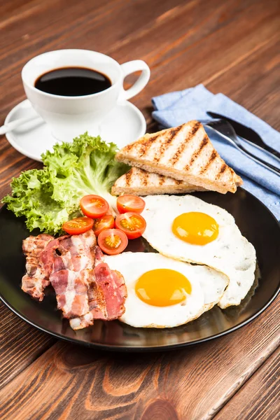 Traditioneel ontbijt op een plaat — Stockfoto