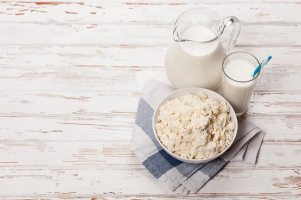 Tarro de leche sobre mesa de madera — Foto de Stock