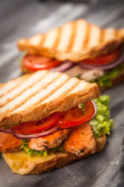 ızgara tavuklu sandviç