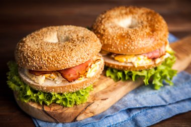 Pastırma ve yumurta ile simit