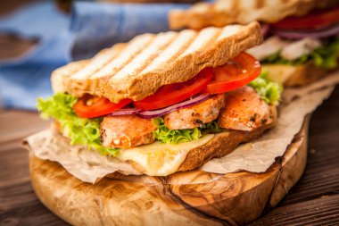 ızgara tavuklu sandviç