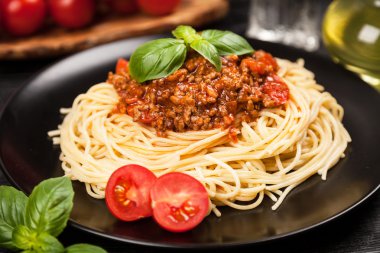 Spagetti bolognese koyu arka plan üzerinde