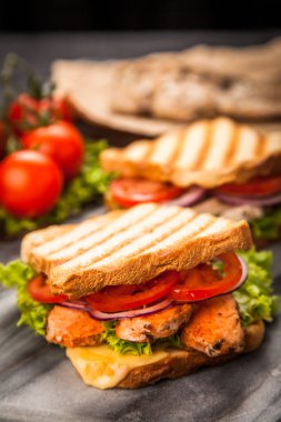ızgara tavuklu sandviç