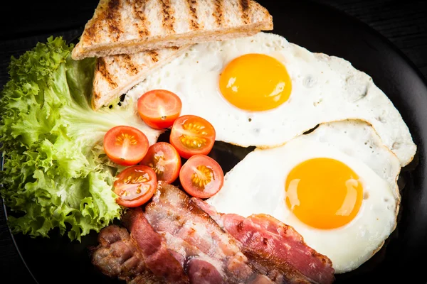 Petit déjeuner traditionnel sur une assiette — Photo