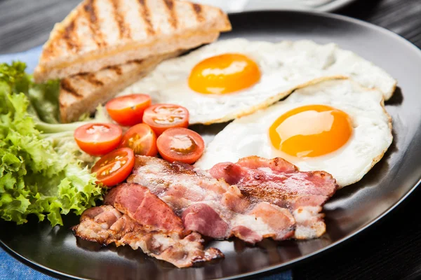 Petit déjeuner traditionnel sur une assiette — Photo