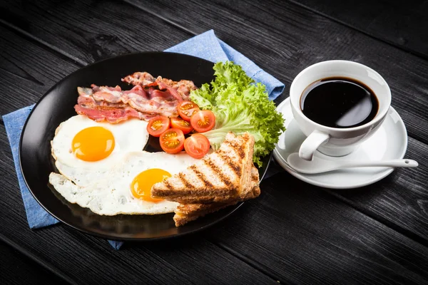 Café da manhã tradicional em uma chapa — Fotografia de Stock