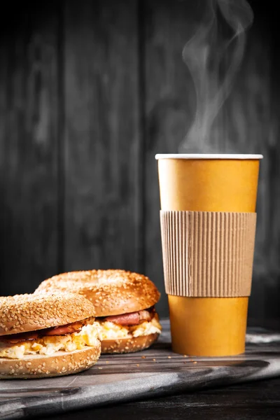 Bagel se slaninou a vejcem — Stock fotografie