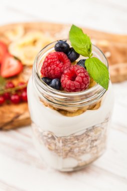 Meyveleri tatlı ile müsli