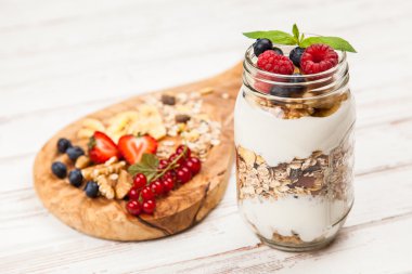 Meyveleri tatlı ile müsli