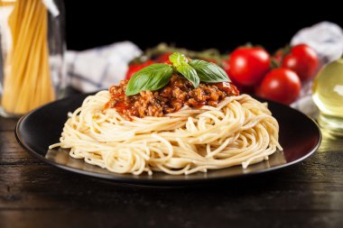 Spagetti bolognese koyu arka plan üzerinde
