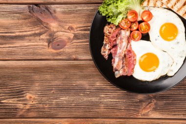 Bir plaka üzerinde geleneksel kahvaltı