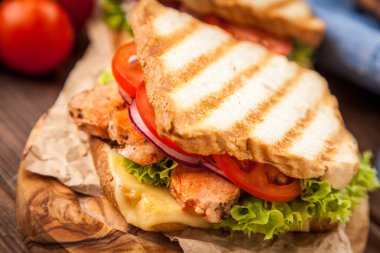 ızgara tavuklu sandviç