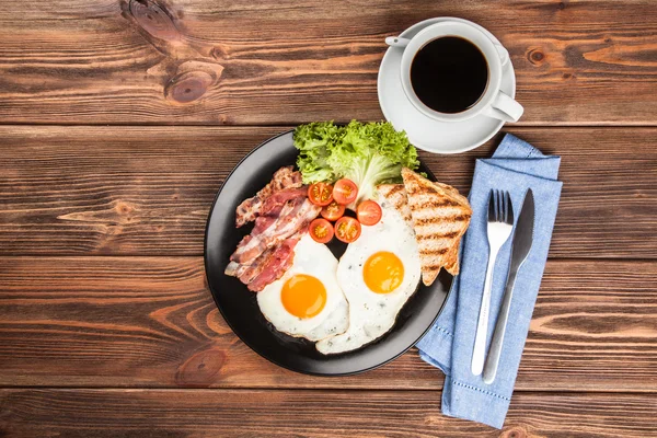 Bir plaka üzerinde geleneksel kahvaltı — Stok fotoğraf