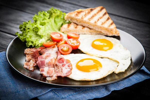 접시에 전통적인 아침 식사 — 스톡 사진