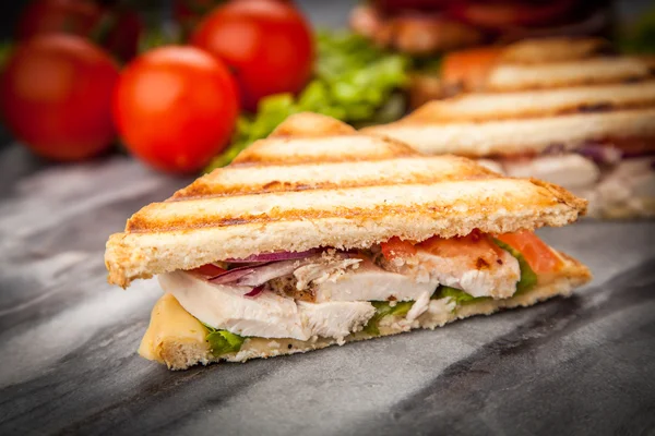 Grilled chicken sandwich — Stock Photo, Image