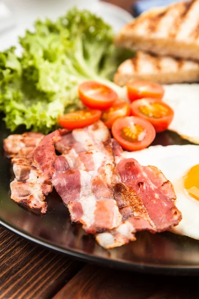 Petit déjeuner traditionnel sur une assiette — Photo