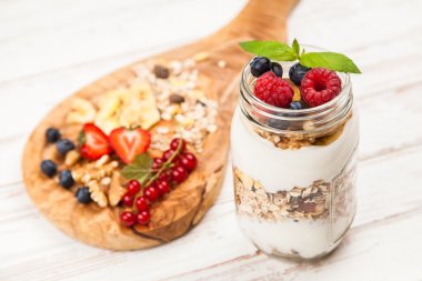 Meyveleri tatlı ile müsli