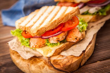 ızgara tavuklu sandviç