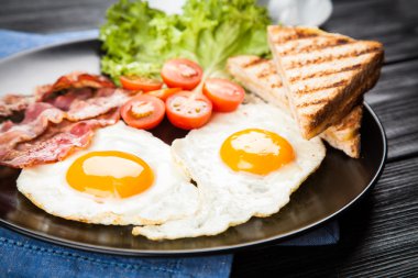 Bir plaka üzerinde geleneksel kahvaltı