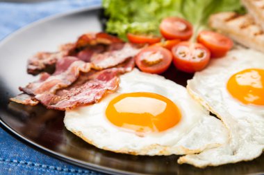 Bir plaka üzerinde geleneksel kahvaltı