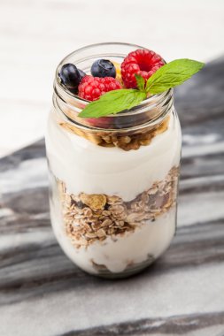 Meyveleri tatlı ile müsli