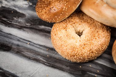 Simit gri arka plan üzerinde