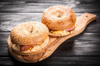 Pastırma ve yumurta ile simit