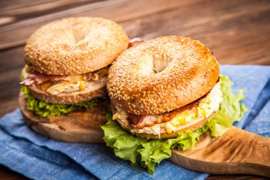 Pastırma ve yumurta ile simit