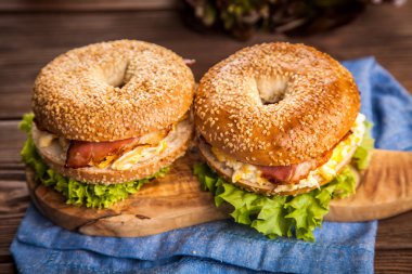 Pastırma ve yumurta ile simit