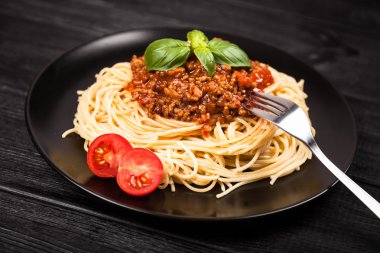 Spagetti bolognese koyu arka plan üzerinde