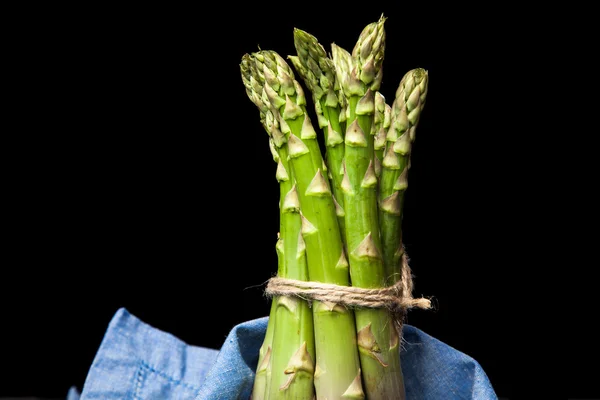 Mazzo di asparagi freschi — Foto Stock