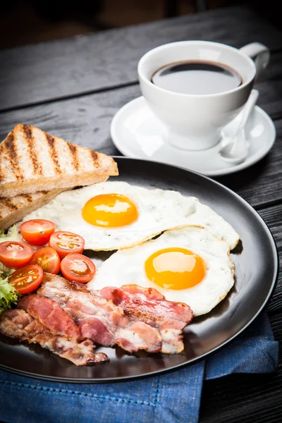 Traditional breakfast on a plate — Stock Photo, Image