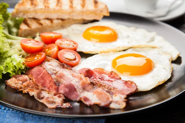 Traditioneel ontbijt op een plaat — Stockfoto