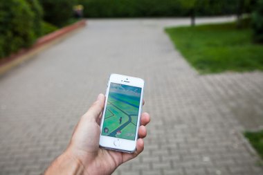 Pokemon Go oyunu iPhone ekranında