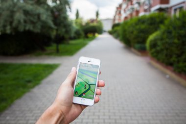 Pokemon Go oyunu iPhone ekranında