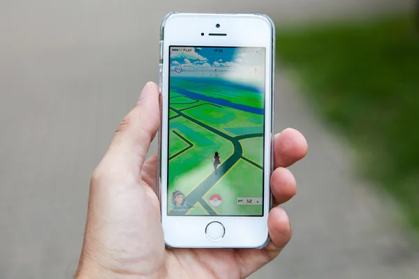 Pokemon gra na ekranie iphone — Zdjęcie stockowe