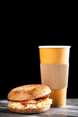 Pastırma ve yumurta ile simit