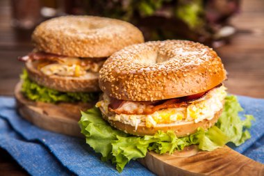 Pastırma ve yumurta ile simit