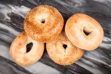 Simit gri arka plan üzerinde