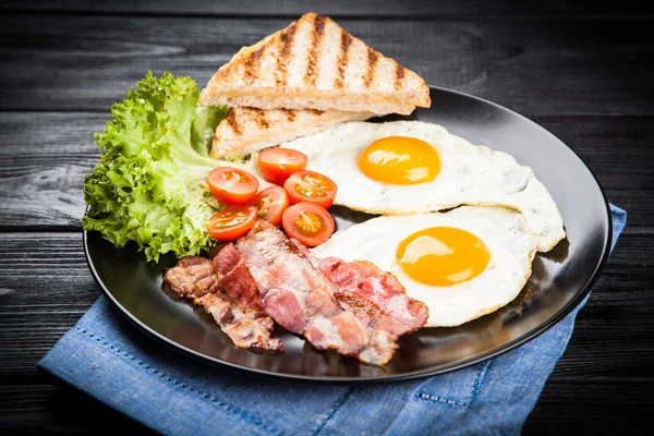 Petit déjeuner traditionnel sur une assiette — Photo