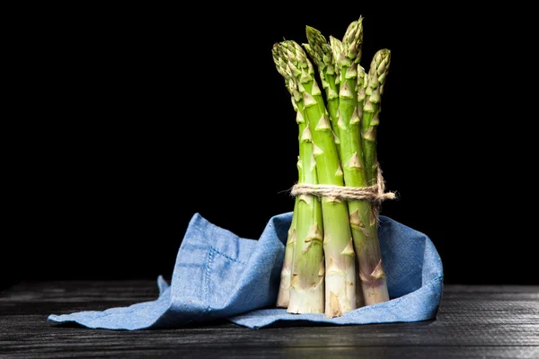 Mazzo di asparagi freschi — Foto Stock