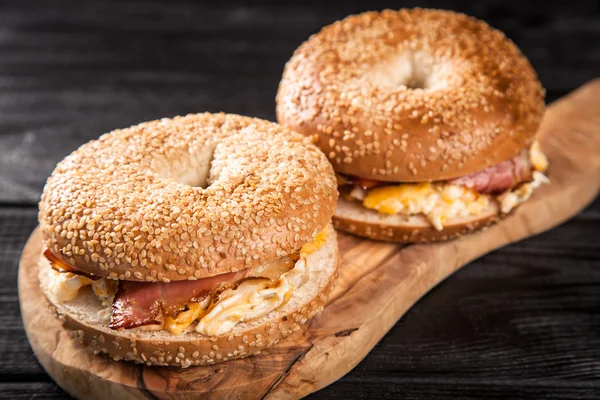 Bagel with bacon and egg — Stock Photo, Image