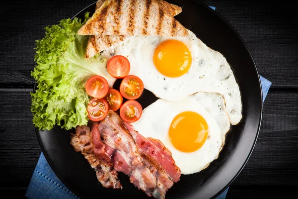 접시에 전통적인 아침 식사 — 스톡 사진