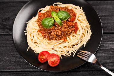 Spagetti bolognese koyu arka plan üzerinde