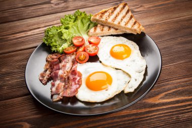 Bir plaka üzerinde geleneksel kahvaltı